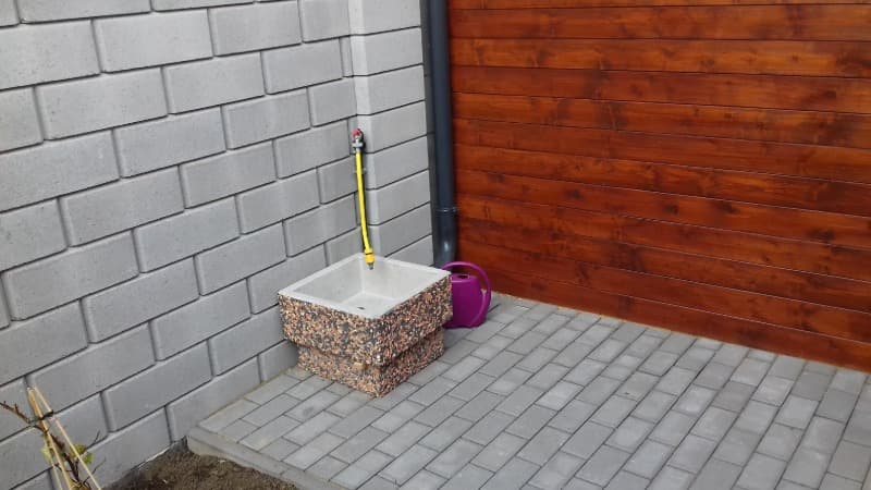Betonová nádoba ze zahradního umyvadla ve vymývaném povrchu Long