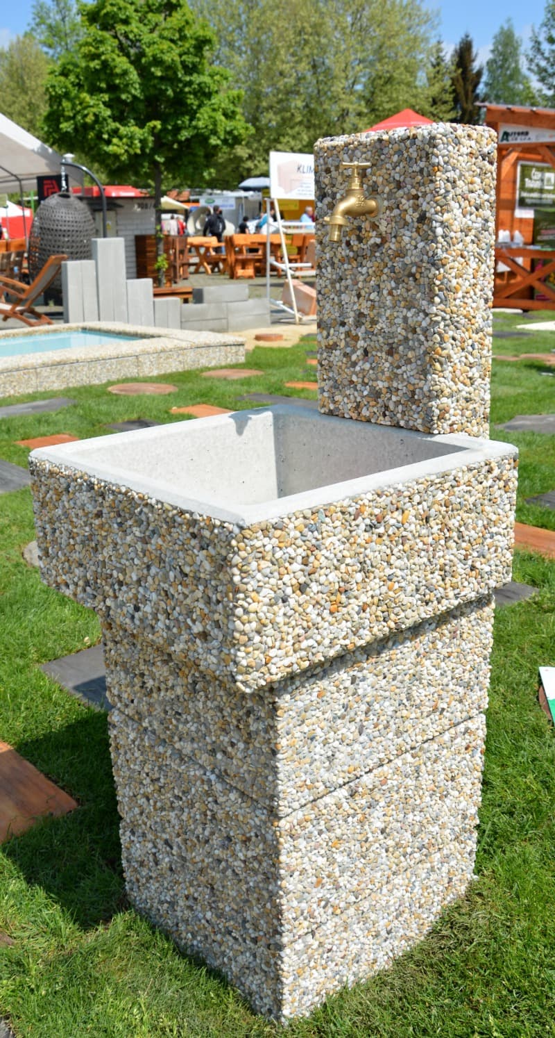 Betonové zahradní umyvadlo ve vymývaném povrchu oblázek