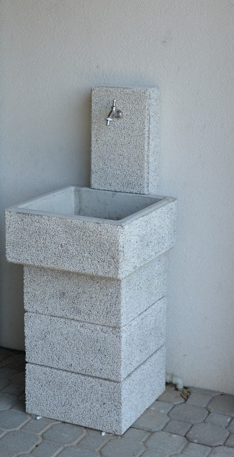 Betonové zahradní umyvadlo ve vymývaném povrchu Bianco