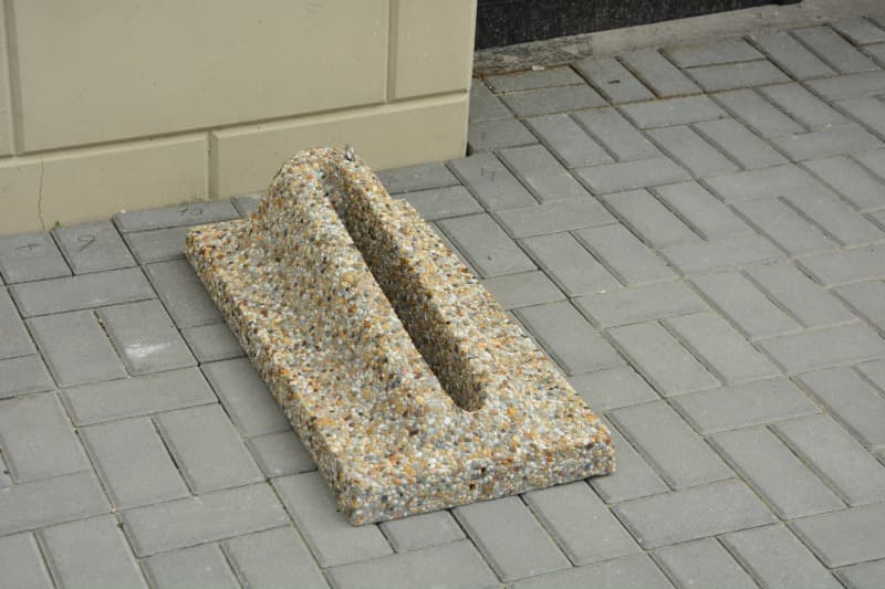 Betonový stojan na kolo ve vymývaném povrchu oblázek