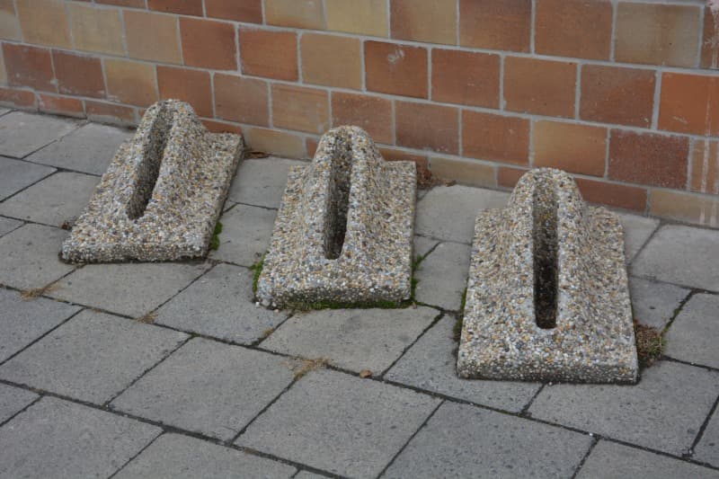 Betonový stojan na kolo ve vymývaném povrchu oblázek