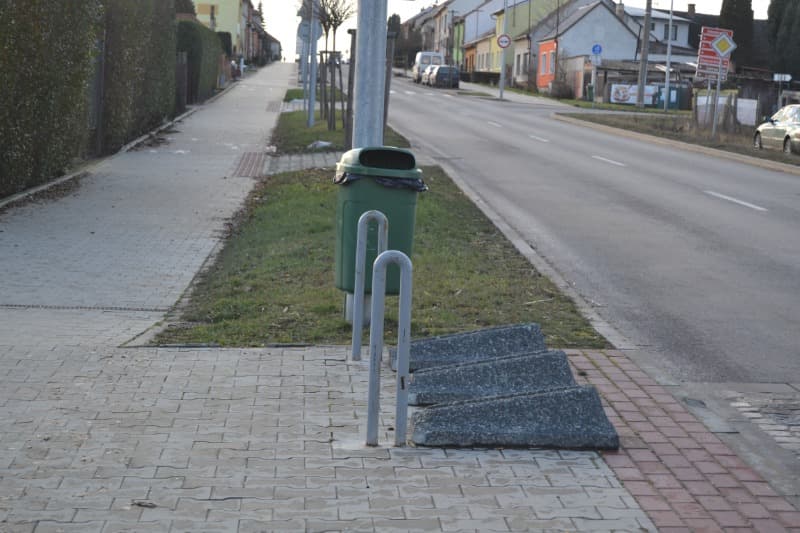 Betonový stojan na kolo ve vymývaném povrchu Nero