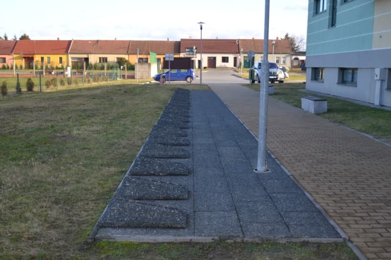 Betonový stojan na kolo ve vymývaném povrchu nero