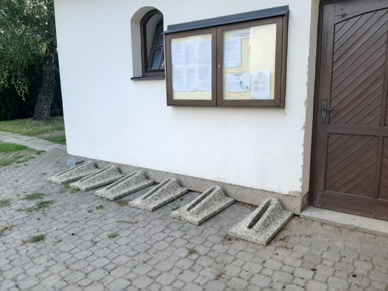 Betonový stojan na kolo ve vymývaném povrchu Fuego