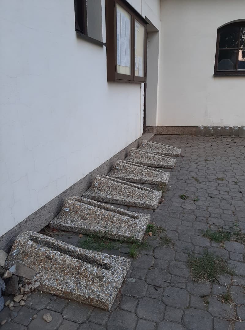 Betonový stojan na kolo ve vymývaném povrchu oblázek