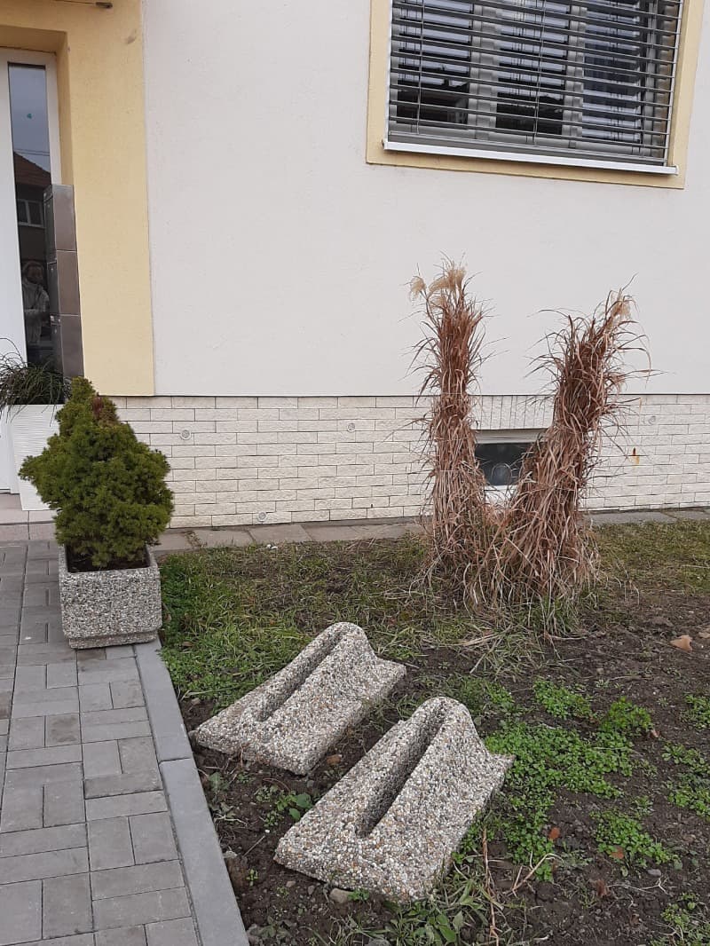 Betonový stojan na kolo ve vymývaném povrchu oblázek