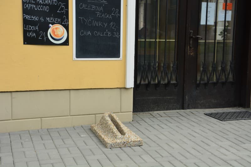 Betonový stojan na kolo ve vymývaném povrchu oblázek