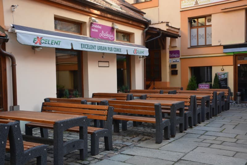 Betonový zahradní nábytek - lavička Lada, stůl RADAN - ve vymývaném povrchu Čita černá