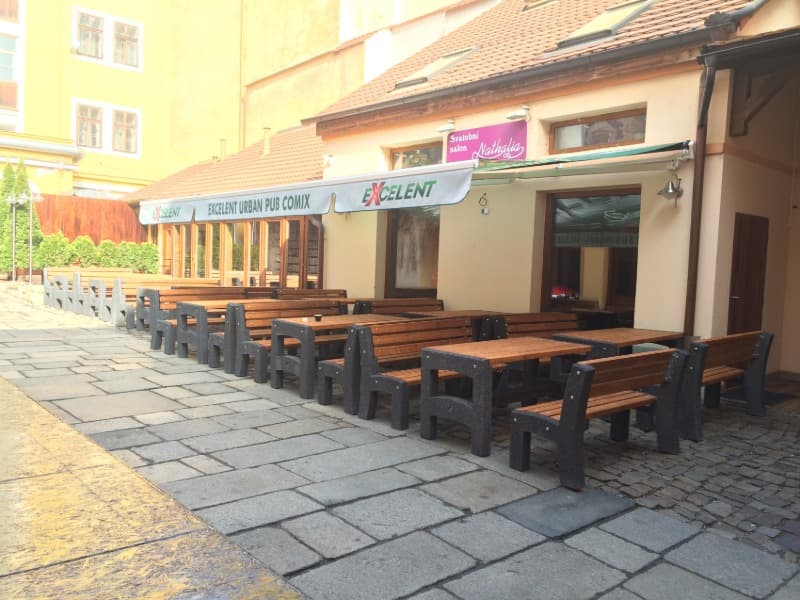 Betonový zahradní nábytek - lavička Lada, stůl RADAN - ve vymývaném povrchu Čita černá