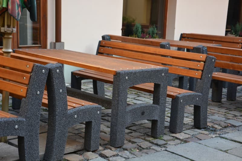 Betonový zahradní nábytek - lavička Lada, stůl RADAN - ve vymývaném povrchu Čita černá