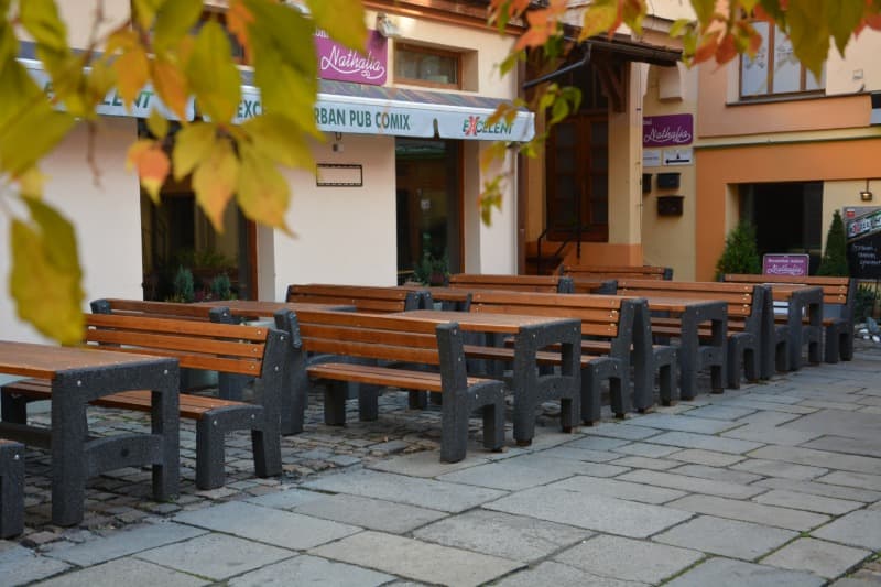 Betonový zahradní nábytek - lavička Lada, stůl RADAN - ve vymývaném povrchu Čita černá