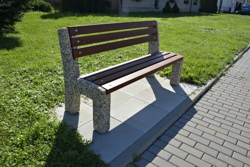 Betonová zahradní lavička LADA ve vymývaném povrchu oblázek