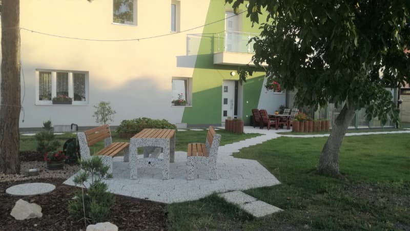 Betonový zahradní nábytek - lavička Lada, stůl RADAN - ve vymývaném povrchu Fuego bílá