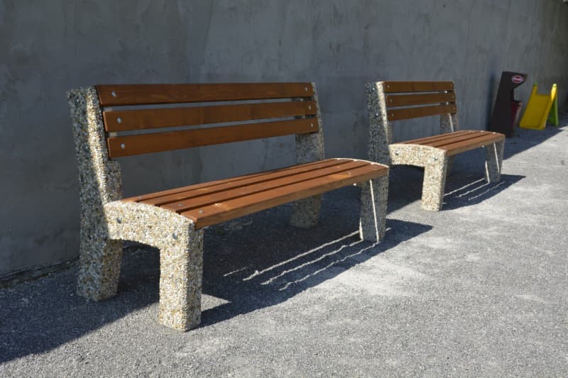 Betonová zahradní lavička LADA ve vymývaném povrchu oblázek