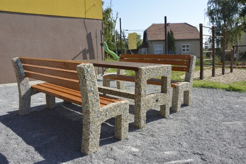 Betonový zahradní nábytek - lavička Lada, stůl RADAN - ve vymývaném povrchu oblázek