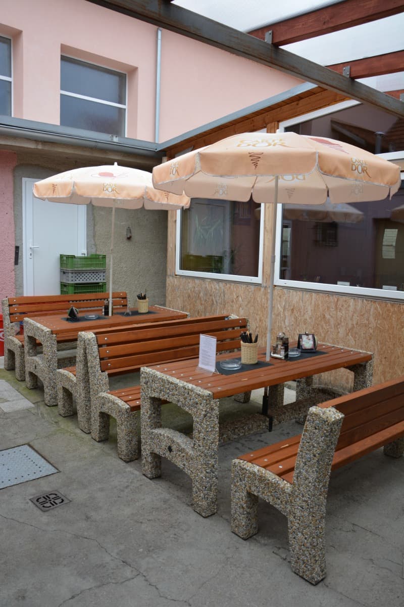 Betonový zahradní nábytek - lavička Lada, stůl RADAN - ve vymývaném povrchu Čita černá