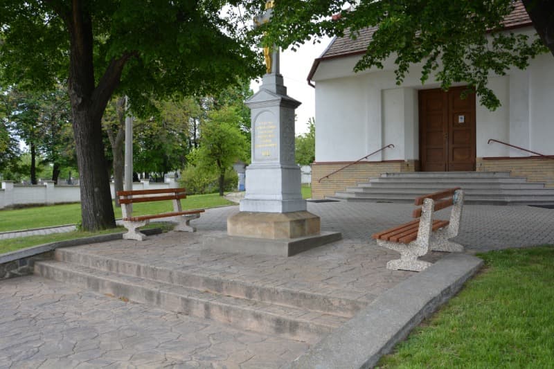 Betonová lavička GITA ve vymývaném povrchu oblázek