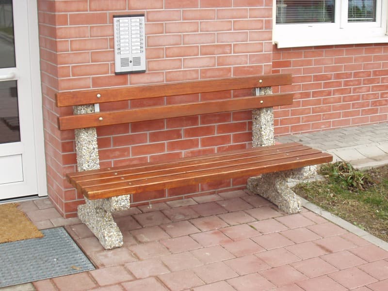 Betonová lavička GITA ve vymývaném povrchu oblázek