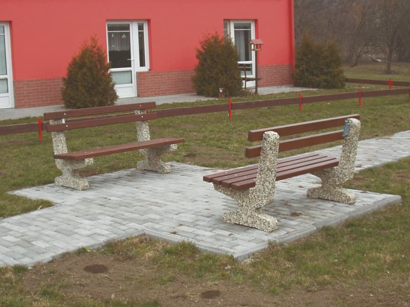 Betonová lavička GITA ve vymývaném povrchu oblázek