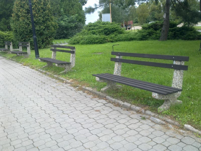 Betonová lavička GITA ve vymývaném povrchu oblázek