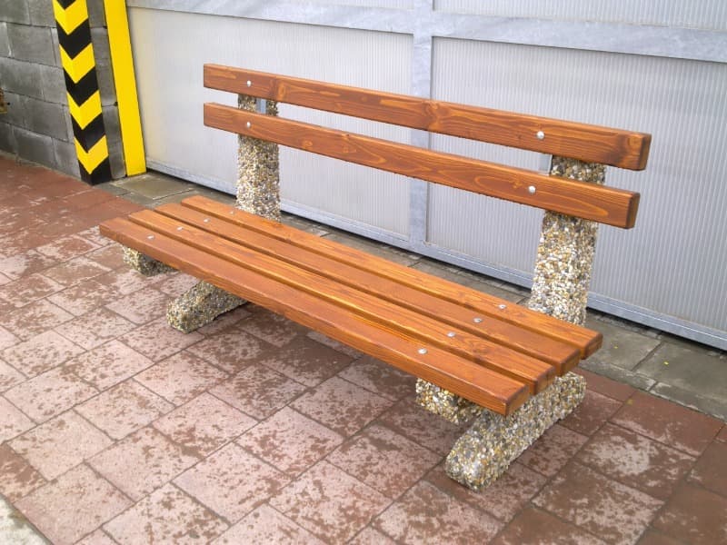 Betonová lavička GITA ve vymývaném povrchu oblázek