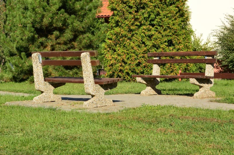 Betonová lavička GITA ve vymývaném povrchu oblázek