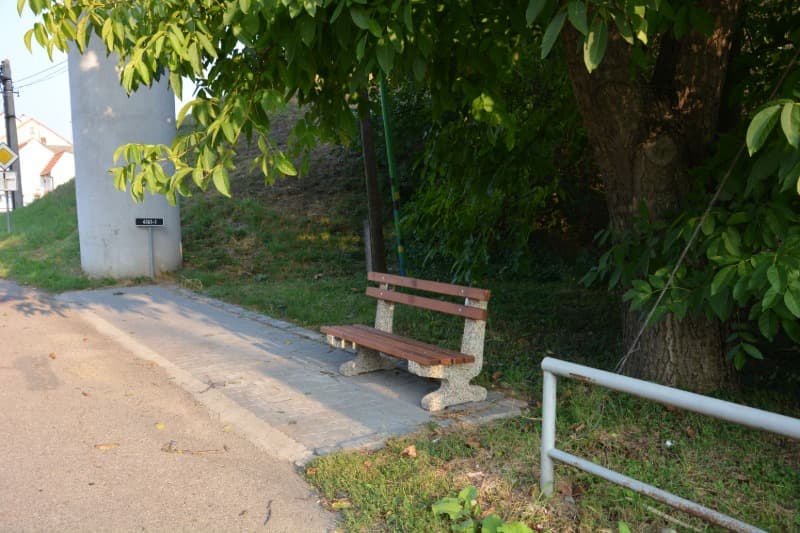 Betonová lavička GITA ve vymývaném povrchu oblázek