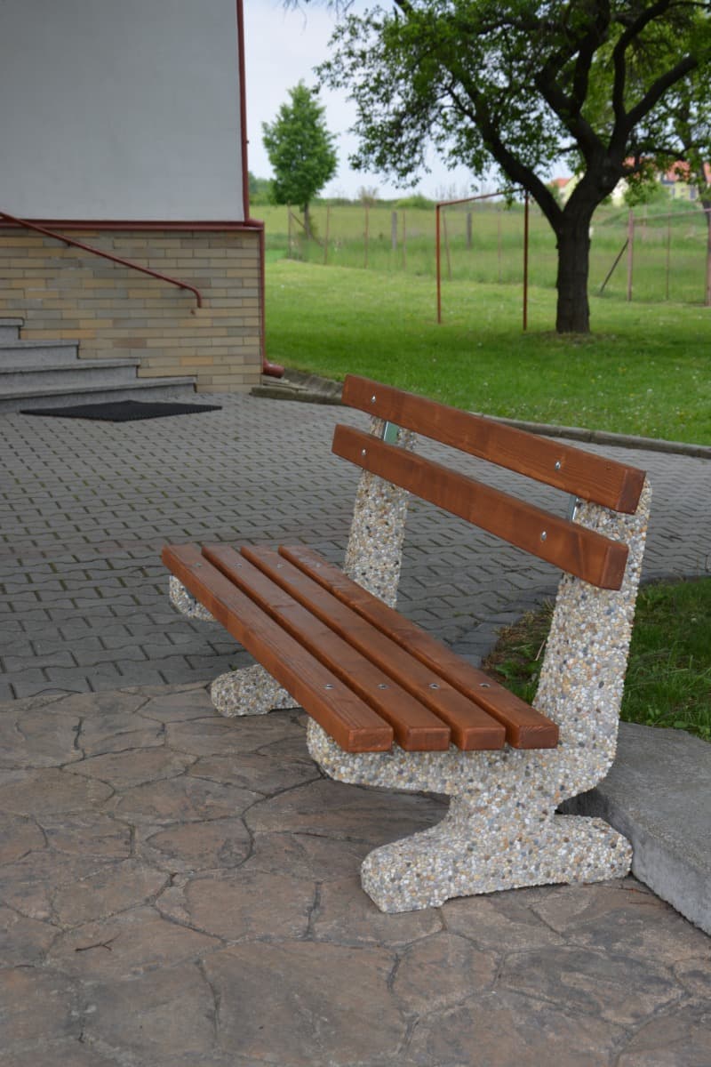 Betonová lavička GITA ve vymývaném povrchu oblázek