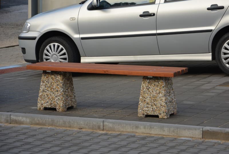 Betonová lavička NELA ve vymývaném povrchu oblázek