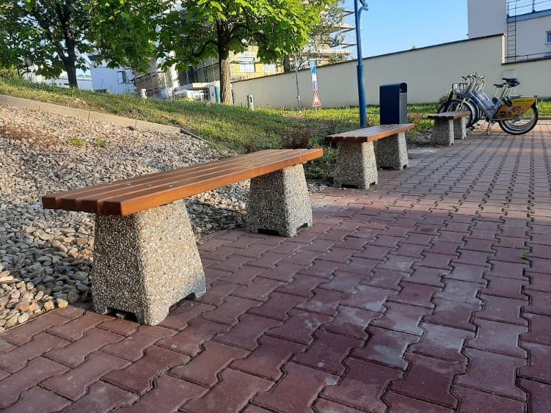Betonová lavička NELA ve vymývaném povrchu oblázek