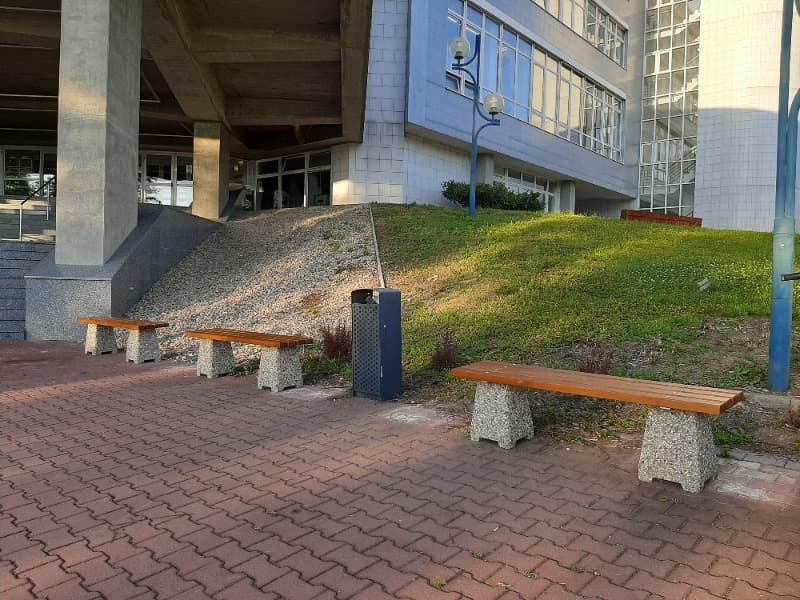 Betonová lavička NELA ve vymývaném povrchu oblázek