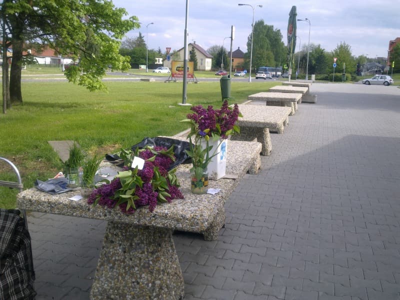 Betonový stůl EMIL ve vymývaném povrchu oblázek