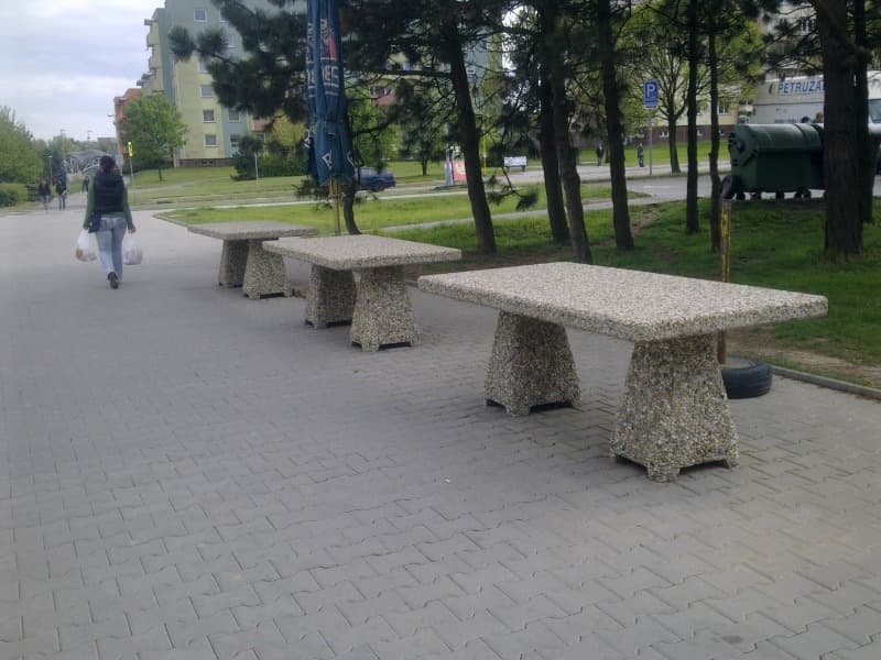 Betonový stůl EMIL ve vymývaném povrchu oblázek
