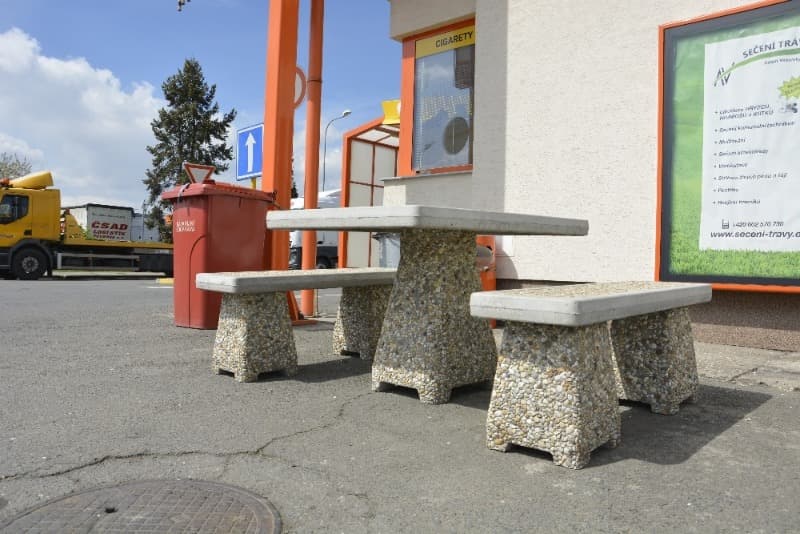 Betonový zahradní nábytek - stůl ALAN, lavice LEA - ve vymývaném povrchu oblázek