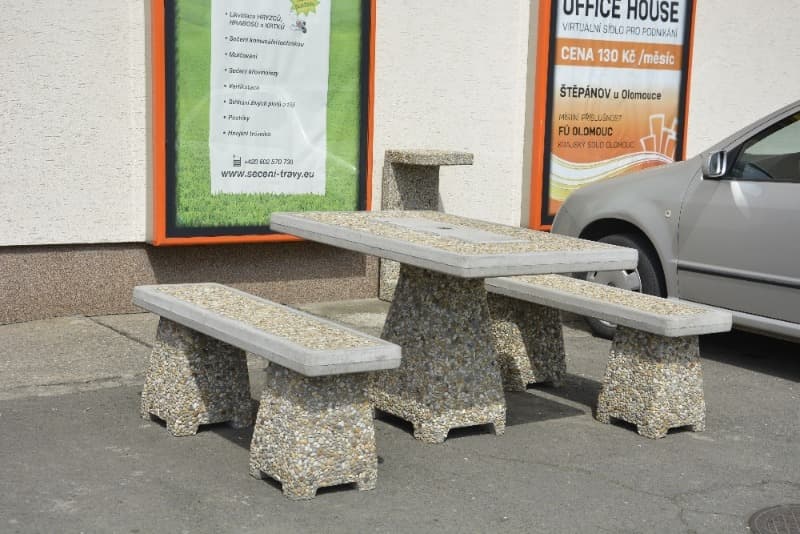 Betonový zahradní nábytek - stůl ALAN, lavice LEA - ve vymývaném povrchu oblázek