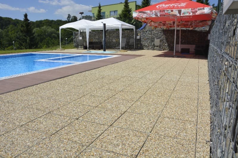 Betonová dlažba okolo bazénu v povrchu vymývaný oblázek
