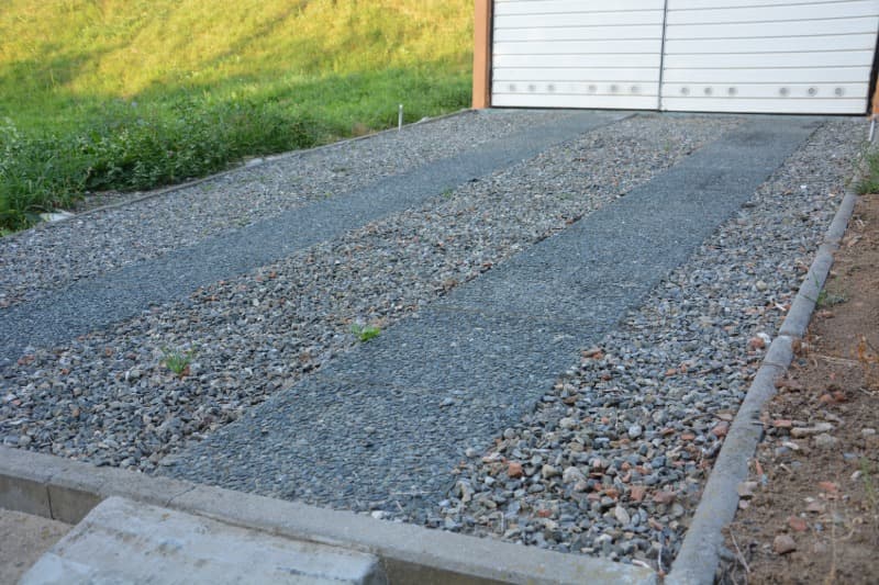 Betonová vymývaná dlažba použitá pro nájezdové pruhy v povrchu NERO