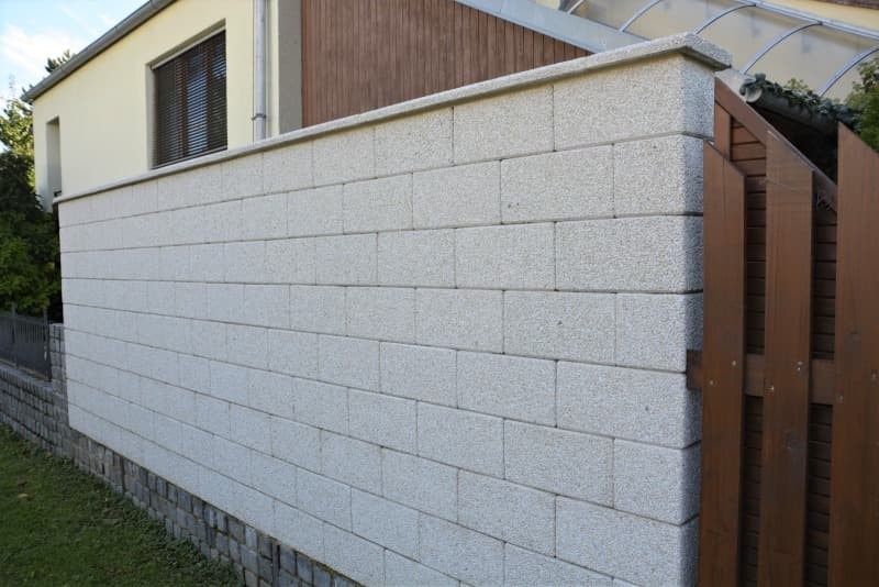 Zídka z vymývaných plotových tvárnic v povrchu Bianco bílá