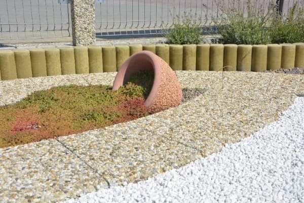 Dekorační betonový květináč Anta ve vymývaném povrchu ORANŽ červená