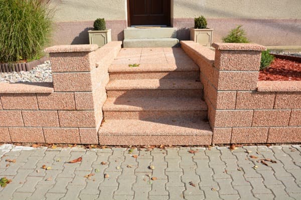 Vstupní schodiště a oplocení ve vymývaném povrchu ORANŽ