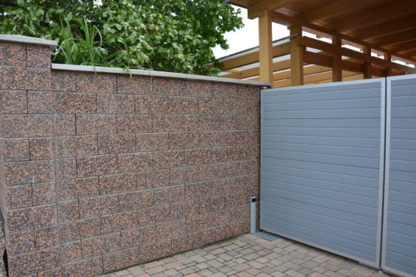 Zídka vyzděná z betonových tvárnic ve vymývaném povrchu LONG