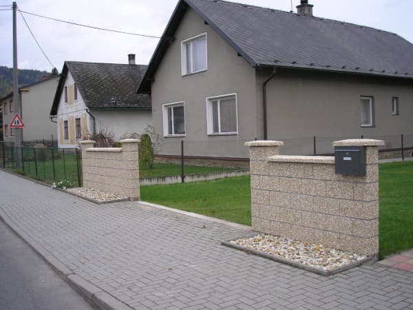 Oplocení okolo rodinného domu z vymývaných tvárnic a stříšek v povrchu KELUT