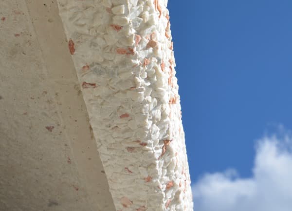 Betonový bazénový lem Ltyp ve vymývaném povrchu HEKLA bílá