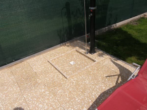 Betonová dlažba se sprchovou vaničkou u bazénu, vše ve vymývaném povrchu IPALA