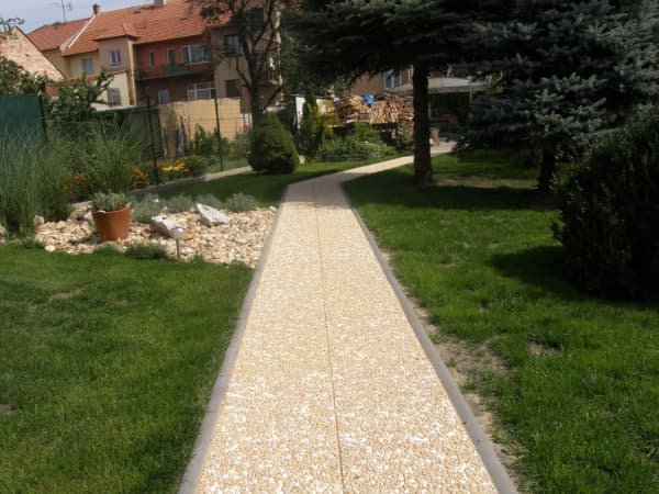 Chodník z betonové dlažby ve vymývaném povrchu IPALA