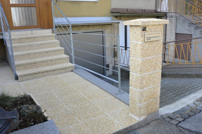 Obložení vchodu do rodinného domu betonovými prvky ve vymývaném povrchu KALA bílá