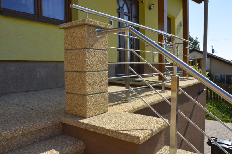 Obložení vchodu do rodinného domu betonovými prvky ve vymývaném povrchu KALA bílá