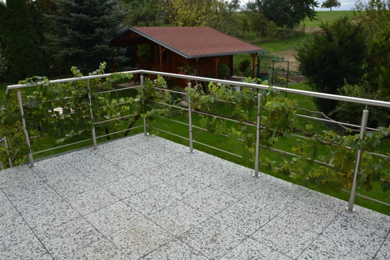 Vydláždění plochy betonovou dlažbou ve vymývaném povrchu KAO