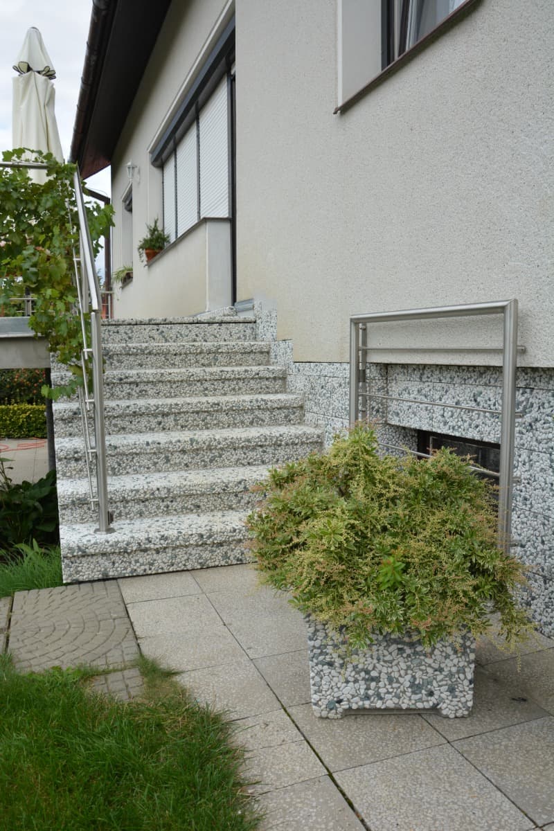 Schodiště obložené schodovými prvky ve vymývaném povrchu KAO