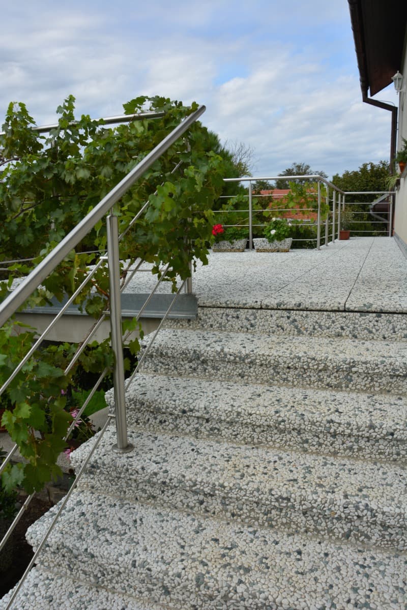 Schodiště obložené prvky z vymývaného betonu v povrchu KAo